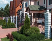 Забор из бетонных блоков