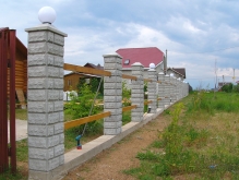 Забор из бетонных блоков в Бисереово